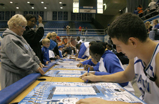 Photo of the Day: Autograph Time 