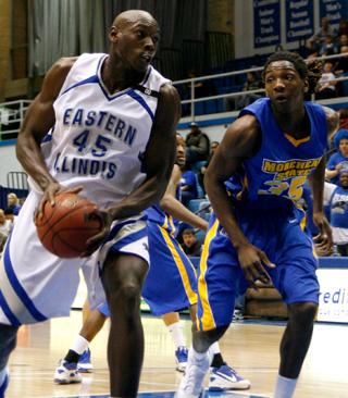 Mens Basketball: Team plays against Racers up-tempo style 