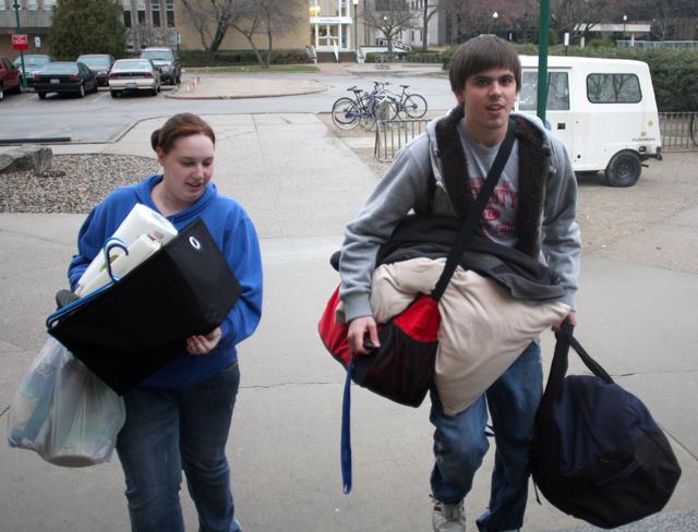 Feature Photo: Students return from spring break with luggage in hand 