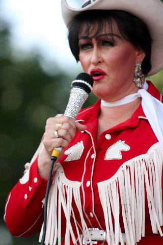 Patsy Cline impersonator performs 