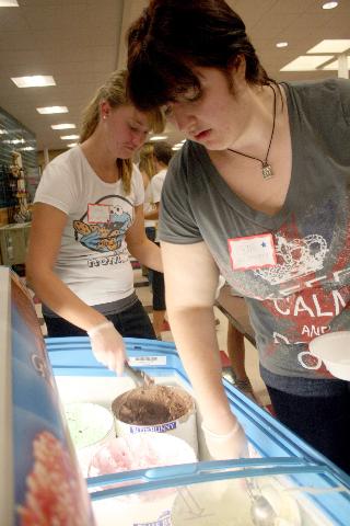 Honors faculty, students bond at ice cream social 