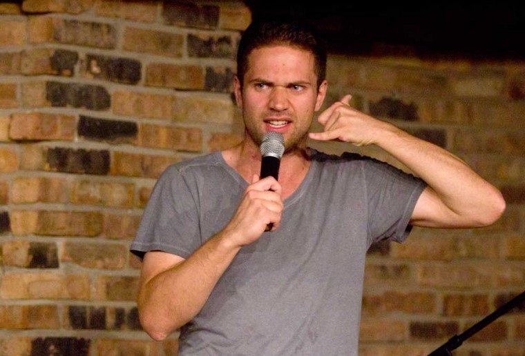 Feature Photo: Comedian brings laughs, entertainment to campus