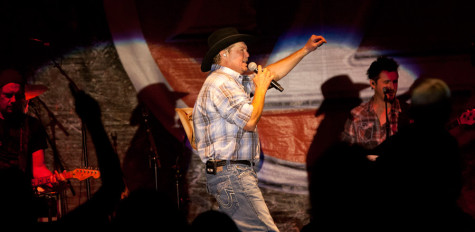 Tracy Lawrence pumping up the crowd at the Red, White and Blue Days July 3