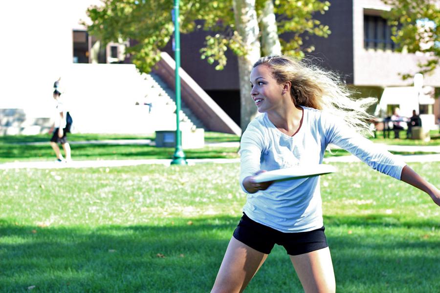 Sierra+Weber%2C+a+freshman+business+major%2C+plays+frisbee+with+her+friend+Thursday+on+the+Library+Quad.