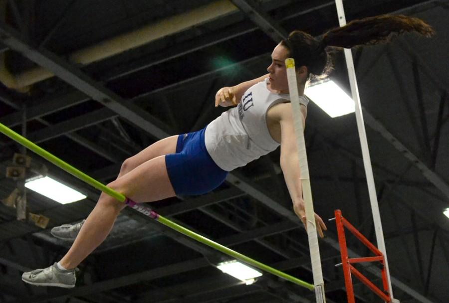 File+photo+%7C+The+Daily+Eastern+News%0AJunior+pole-vaulter+Annemarie+Reid%2C+vaults+the+bar+during+the+2013+OVC+Championship+meet+on+Feb.+23+in+the+Lantz+Fieldhouse.
