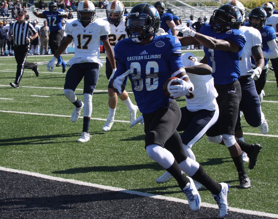 Redshirt senior Shawn Mitchell Jr. scores the games first touchdown Saturday on a 28-yard pass from quarterback Mitch Kimble. Mitchell had two receptions for 49 yards in the 40-38 loss to Murray State.