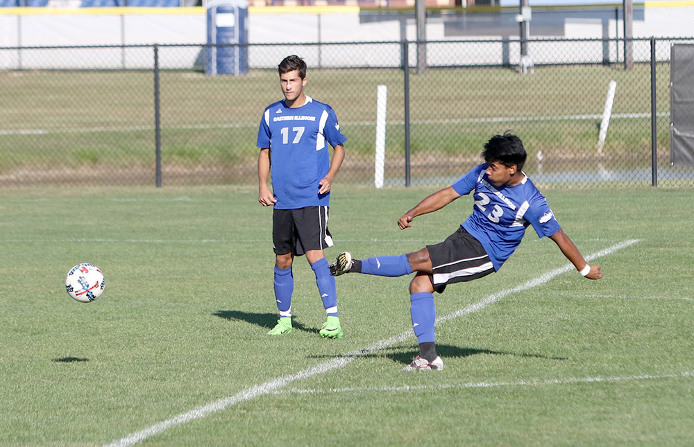 Sophomore+Jonathan+Huerta+sends+a+free+kick+toward+the+goal+in+the+Panthers%E2%80%99+1-0+against+Saint+Francis+Sept.+10+at+Lakeside+Field.