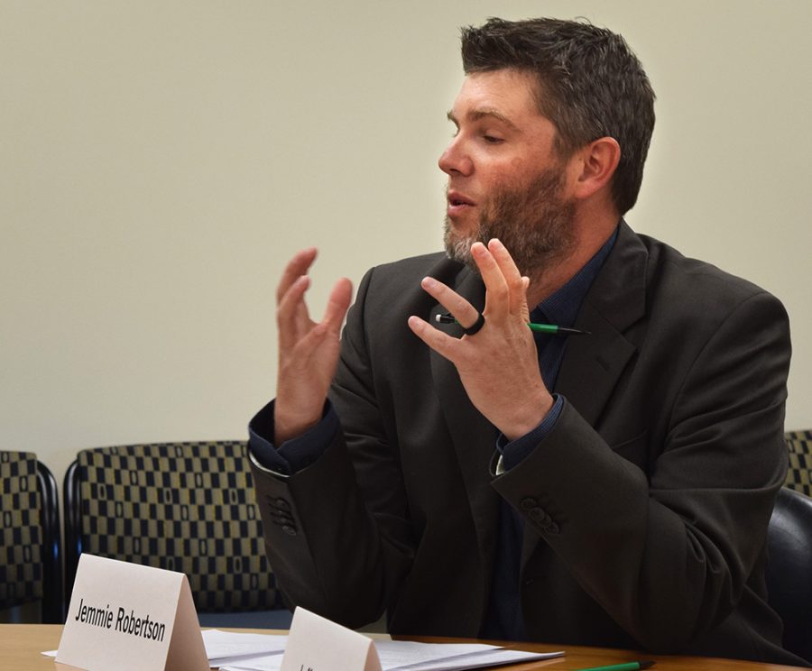 Brooke Schwartz | Daily Eastern News
Faculty Senate chair Jemmie Robertson explains his meeting with Illinois Board of Higher Education to the rest of the senate. At the meeting, they had discussed Eastern’s future, especially where it concered the budget and the past budget impasse.