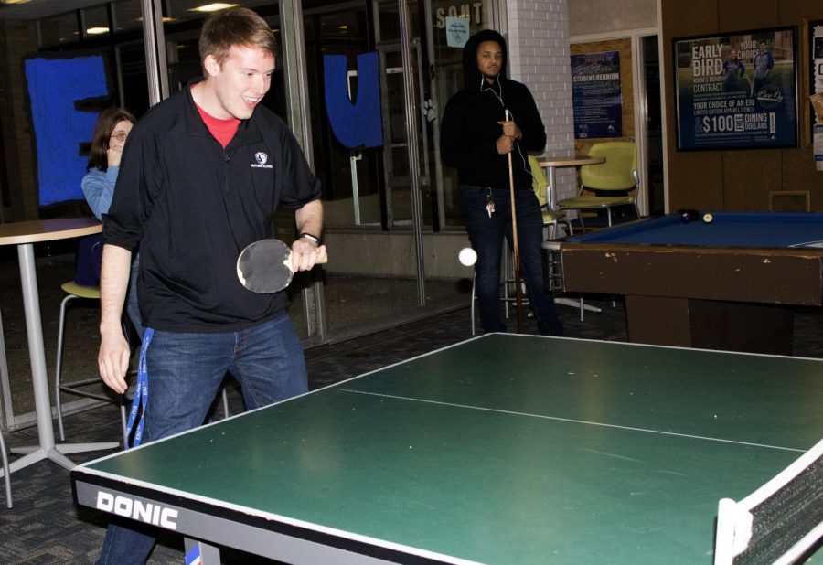 Jordan Boyer | The Daily Eastern News Matt Williams a senior buisness managment major plays ping pong at the Pizza, Pool, and Police event at Taylor Hall Tuesday night.