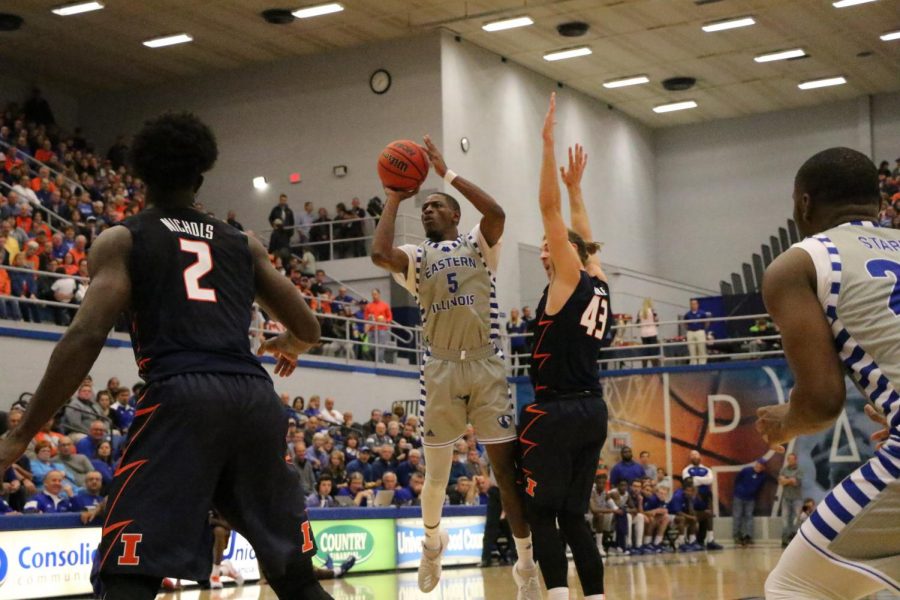 Senior Ray Crossland throws up a floater for the score in the Panthers 80-67 win over the University of Illinois Friday in Lantz Arena. 