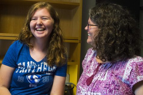 Brooke Schwartz | The Daily Eastern News Rachel and Lisa Mette, daughter and mother, talk in Rachel’s new, undecorated dorm room in Andrew’s Hall. Rachel was one of many freshman and transfer students who moved into Eastern on Thursday.