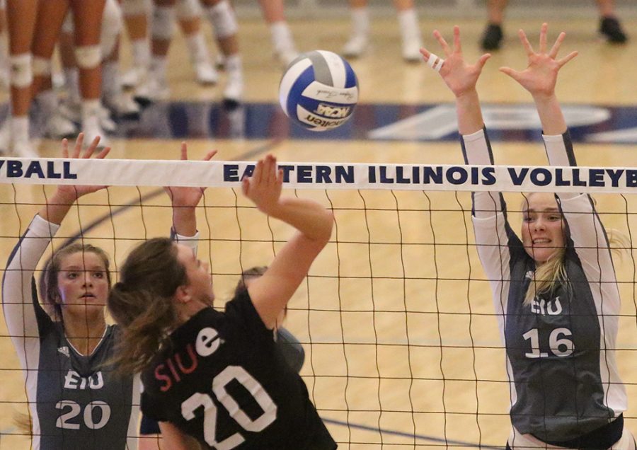 File Photo | The Daily Eastern News
Katie Sommer (left) and Maggie Runge (right) try to block a Southern Illinois Edwardsville player’s hit during Eastern’s 3-0 victory in Lantz Arena in September 2018.