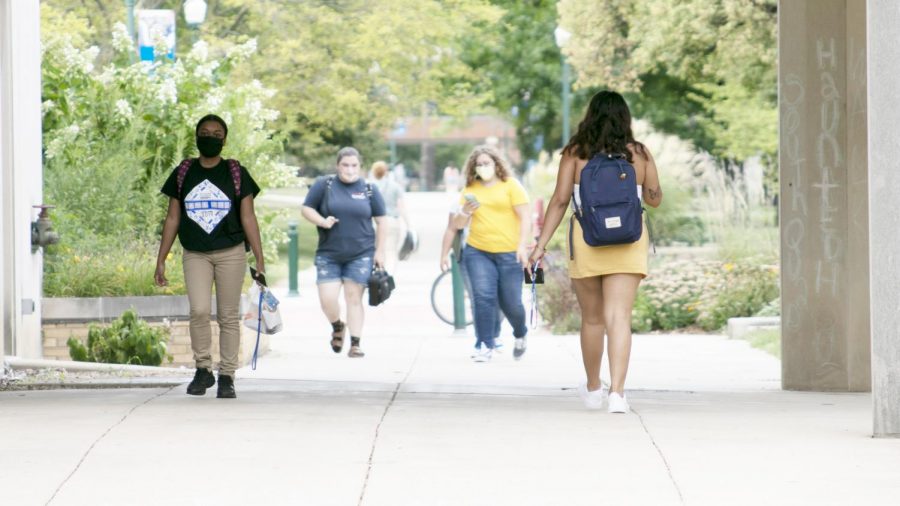 Several+students+walk+around+campus%2C+going+to+and+from+classes+on+Thursday+afternoon+as+the+first+week+of+classes+wraps+up.+