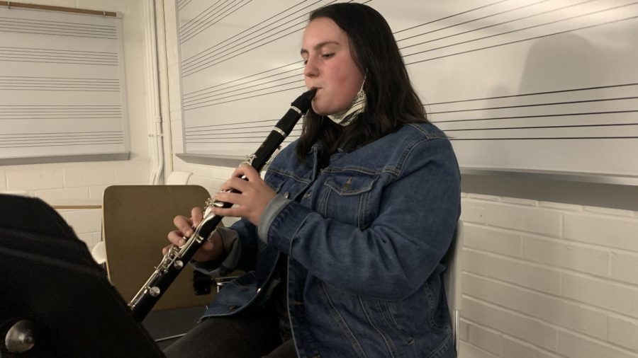 Hannah+Allen%2C+a+freshman+music+education+major%2C+practices+her+clarinet+in+Doudna+Hall+Monday+afternoon.+Allen+said+she+was+practices+for+a+concert+band+class+she+it+taking+this+semester.