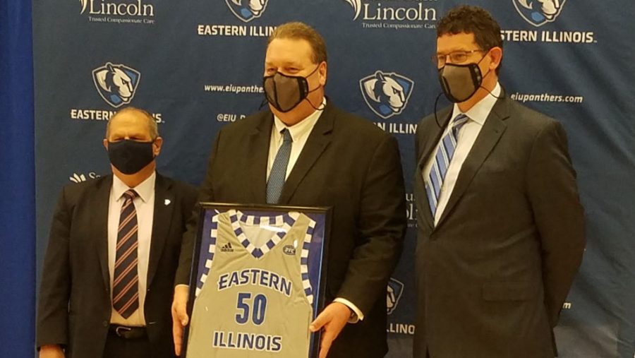 Eastern+President+David+Glassman+%28left%29+and+Athletic+Director+Tom+Michael+%28right%29+pose+with+new+mens+basketball+head+coach+Marty+Simmons+after+his+introductory+press+conference+in+Lantz+Arena+Thursday+afternoon.+