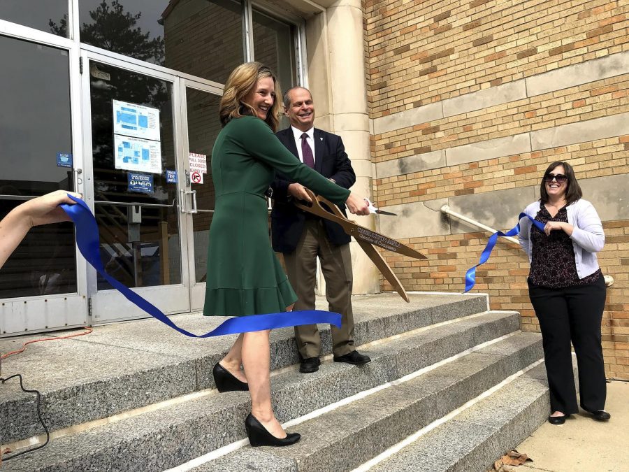 Anne+Flaherty+and+President+Glassman+cut+the+ribbon+to+showcase+the+new+campus+food+pantry+in+McAfee+on+Sept.+30.