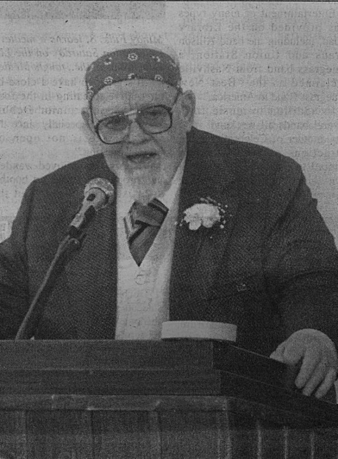 The legendary Burl Ives, perhaps Easterns most famous alumnus, tells a crowd at the Art Studio, which bares his name, that hes happy returning to his Central Illinois roots. Photo published in The Daily Eastern News April 30, 1990 issue.