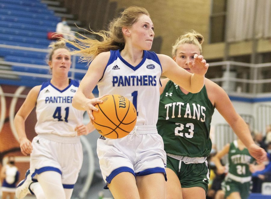 Kira+Arthofer%2C+a+senior+guard%2C+pushes+the+ball+towards+the+basket+at+the+Wednesday+night+women%E2%80%99s+basketball+game+against+Illinois+Wesleyan+in+Lantz+Arena.+Arthofer+scored+a+total+of+16+points.+The+Panthers+won+83-54+against+the+Titans.+