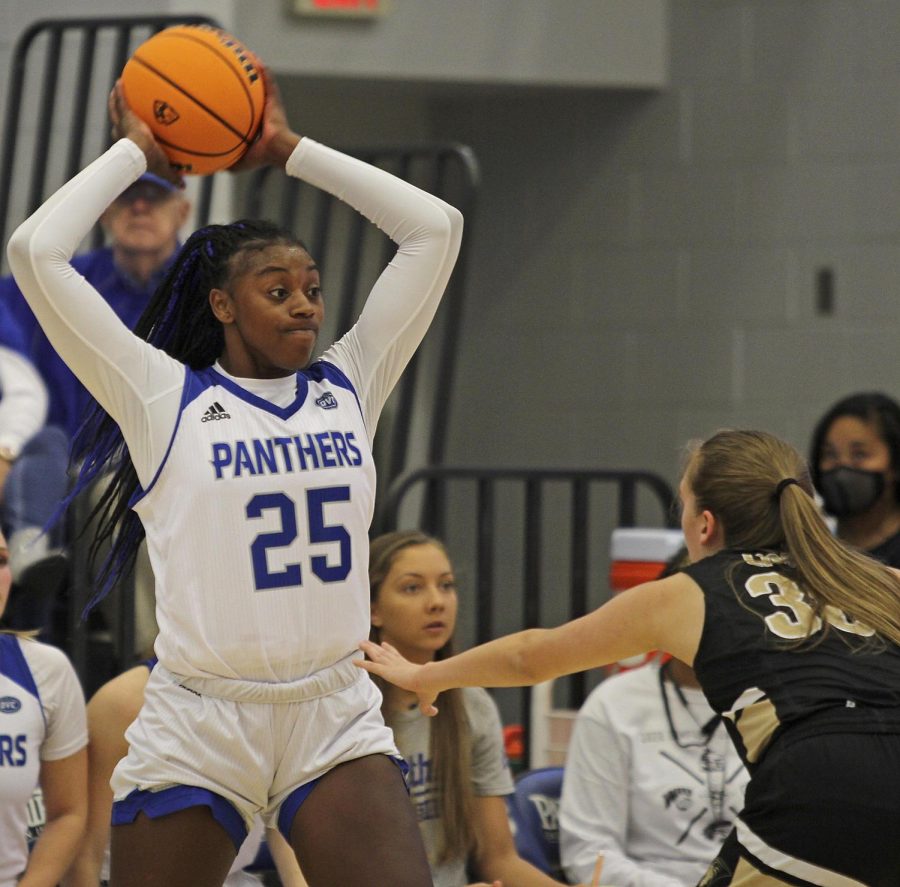 Freshman forward Taris Thornton prepares to throw the ball in bounds at the Nov. 19, 2021 women’s basketball game at Lantz Arena against Lindenwood University. Thorton played 15:12 and scored 10 points. The Panthers won 86-30. 