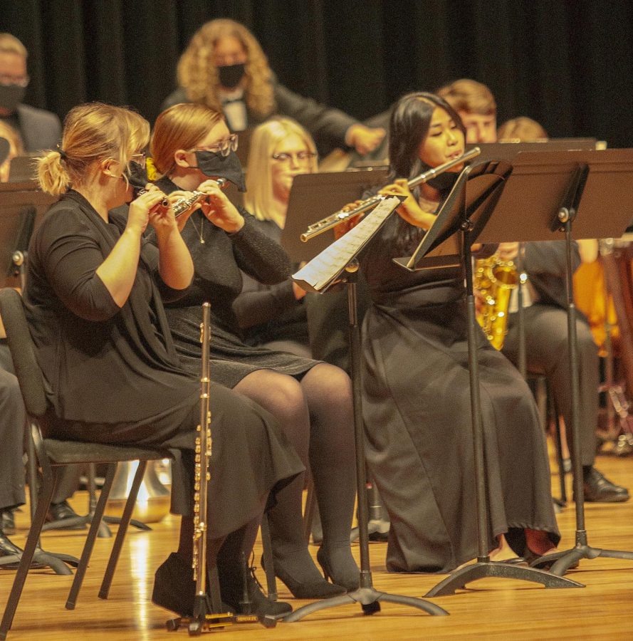 Students+play+the+flute+on+Nov.+11+in+the+Wind+Symphony+Band+performance+at+Doudna+Fine+Arts+Center+in+Dvorak+Concert+Hall.