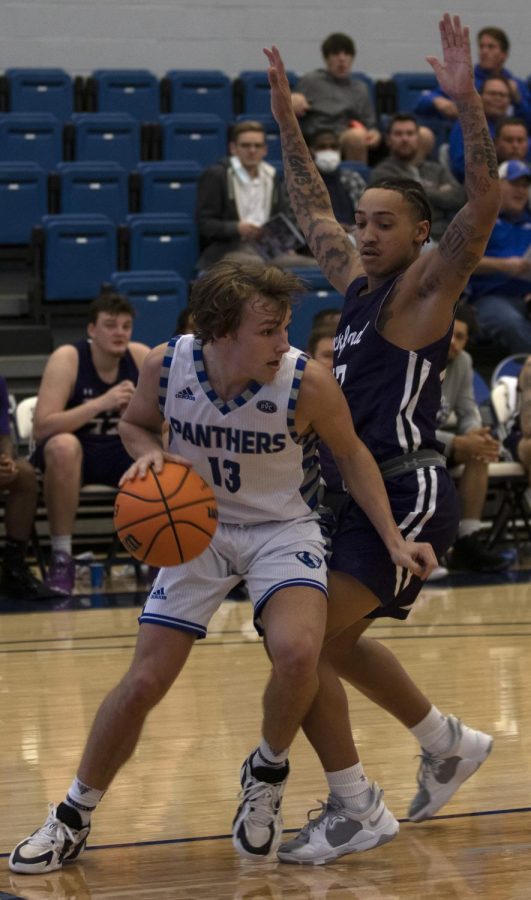Eastern+guard+Henry+Abraham+drives+along+the+baseline+in+Easterns+game+against+Rockford+on+Nov.+18+in+Lantz+Arena.+Abraham+had+15+points+and+five+assists+in+the+game%2C+which+Eastern+won+96-64.+