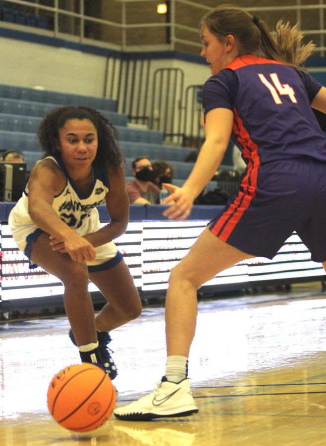 Eastern guard Lariah Washington passes the ball into the paint in Easterns game against Evansville on Nov. 20 in Lantz Arena. Washington had 25 points in the game, which Eastern won 85-74 in double overtime. 