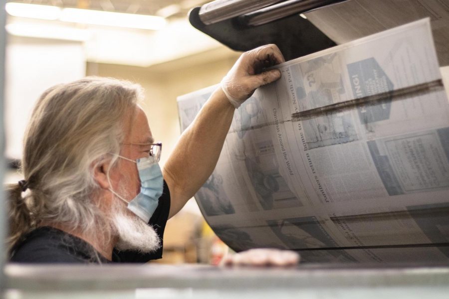 ASHANTI THOMAS | THE DAILY EASTERN NEWS
Tom Roberts, the press supervisor, checks over the final version of the newspaper.