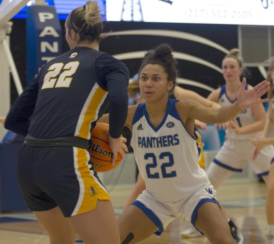 Eastern+guard+Lariah+Washington+defends+Murray+State+forward+Hannah+McKay+in+Easterns+game+against+Murray+State+on+Jan.+17+in+Lantz+Arena.+Washington+had+seven+points+and+six+rebounds+in+the+game%2C+which+Eastern+lost+80-71.+