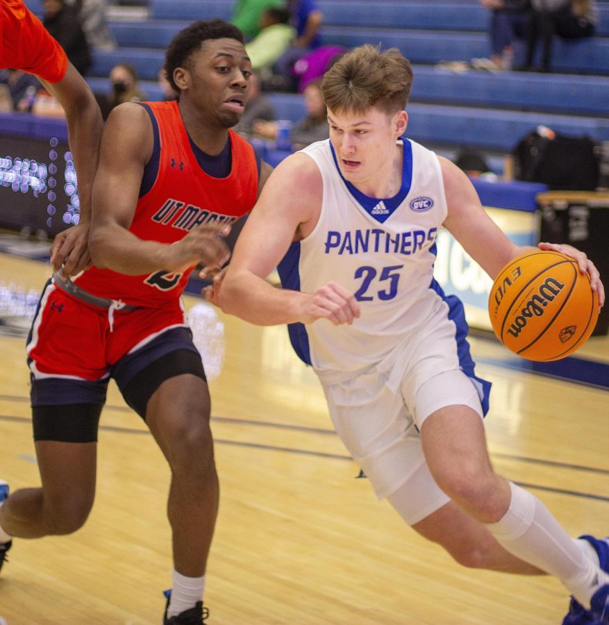 Sophomore guard Dan Luers drives towards the rim at the men’s basketball game against Tennessee Martin on Saturday at Lantz Arena. The Panthers beat the Skyhawks 82-70.