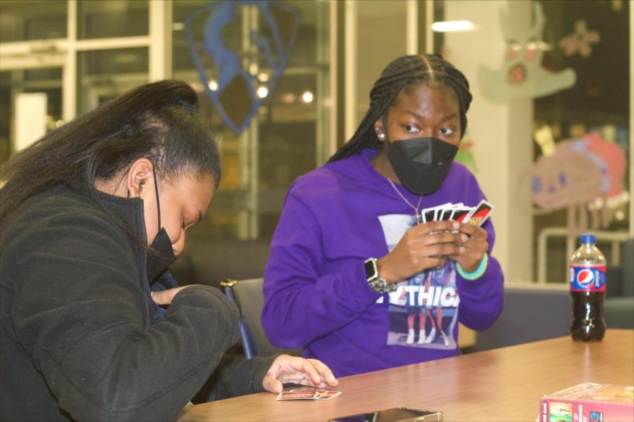 Olutoyike Omokaiye, a freshman biology major, and Destiny Jackson, a freshman exercise science pre-physical therapy major, play Uno on Friday in the Lawson Hall lobby.