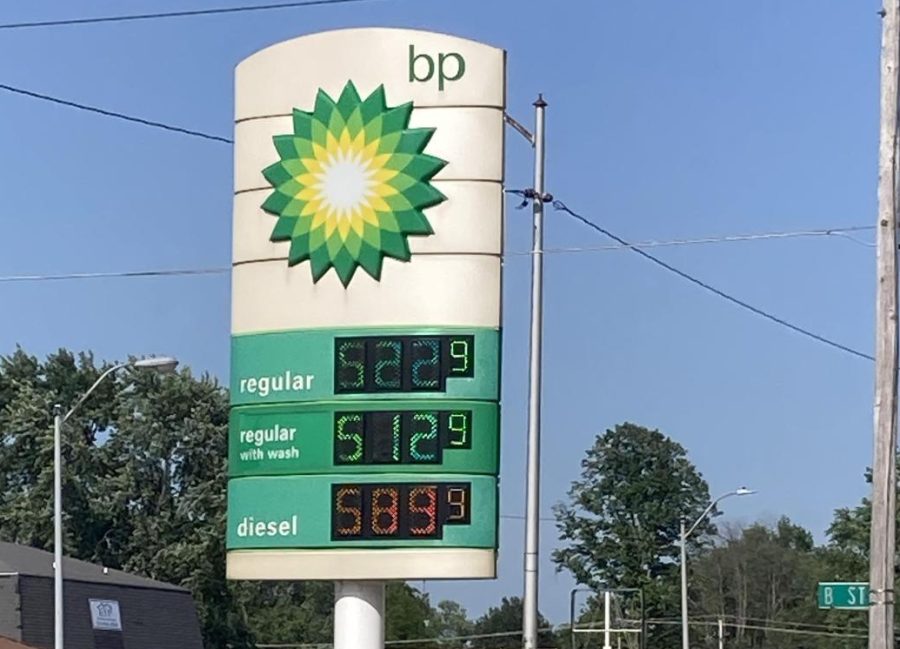 Gas+prices+in+Charleston+have+stayed+above+%245+for+several+weeks.+Charleston+community+members+said+they+have+had+to+avoid+filling+their+tanks+up+fully+to+afford+the+inflated+prices.