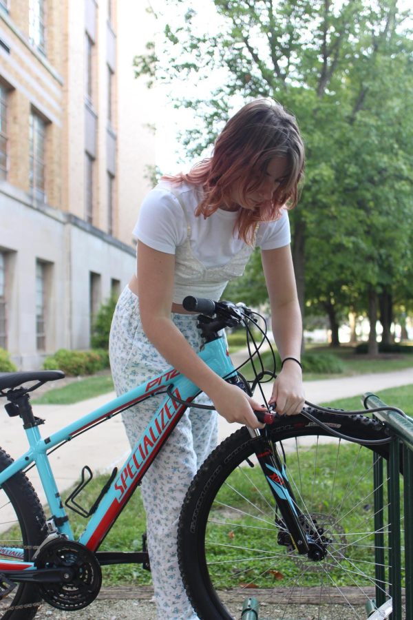 Morgaine+Cornish%2C+a+sophomore+political+science+major%2C+locks+her+bike+on+Monday+afternoon.