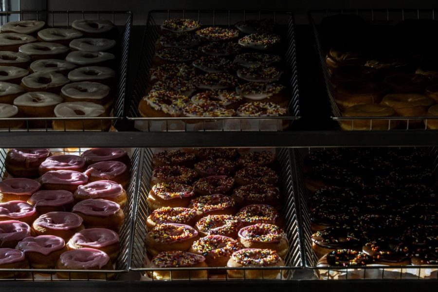 Dunkin’ offers a variety of doughnuts ranging from basic rings with flavors like strawberry to chocolate to sugary doughnut holes to specialty doughnuts like Boston creams.
