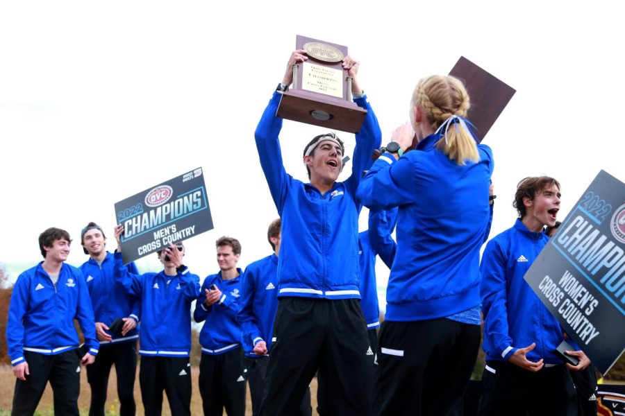 Adam Swanson, a senior criminology major, holds up an OVC championship plaque after the Conference Championship Saturday afternoon, Oct. 29, 2022, at Putnam County Sports Complex in Cookeville, Tenn. 