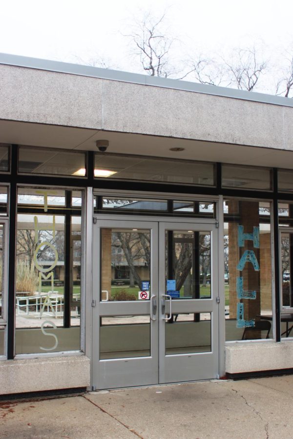 The Thomas Hall entrance next to the dining hall does not have accessible door operators.
