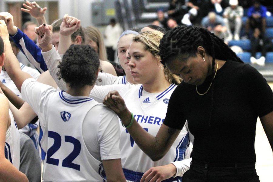 Assistant+coach+Mariah+King+and+the+rest+of+the+team+come+together+during+a+timeout+at+their+basketball+game+vs.+Southeast+Missouri+in+Lantz+Arena+Saturday+afternoon.