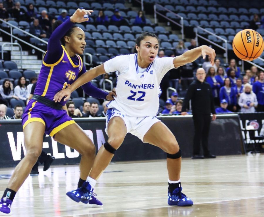Senior+guard+Lariah+Washington+%2822%29%2C+protects+the+ball+from+a+Tennessee+Tech+defender+while+making+a+one+handed+pass+to+a+teammate+at+the+Ohio+Valley+Conference+Friday+afternoon.+The+Panthers+lost+to+the+Golden+Eagles+61-66.