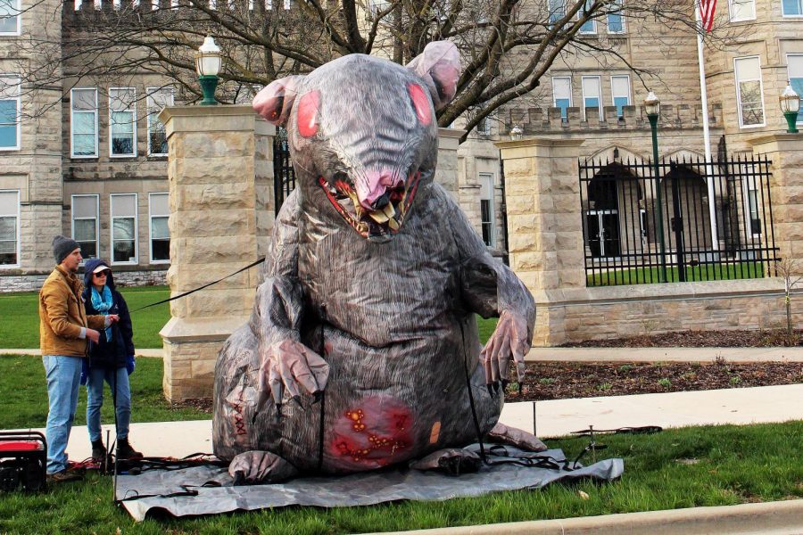 Scabby the Rat represents a currently labor union on strike for a contract. 