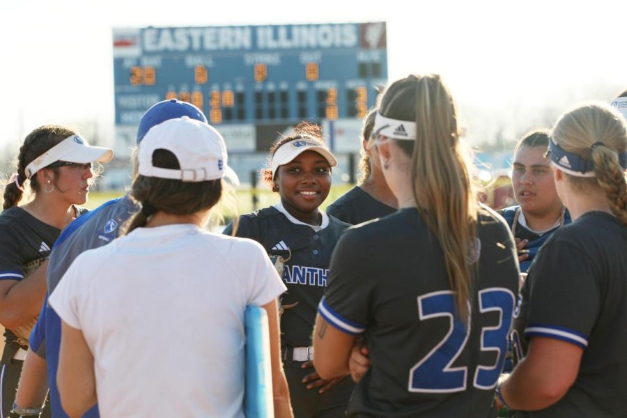 Sophomore+infielder%2Foutfielder%2C+Aniya+Holt+%289%29%2C+smiles+during+a+team+gathering+between+innnings+while+head+coach+Tara+Archibald+speaks+to+the+team+on+Wednesday+evening.