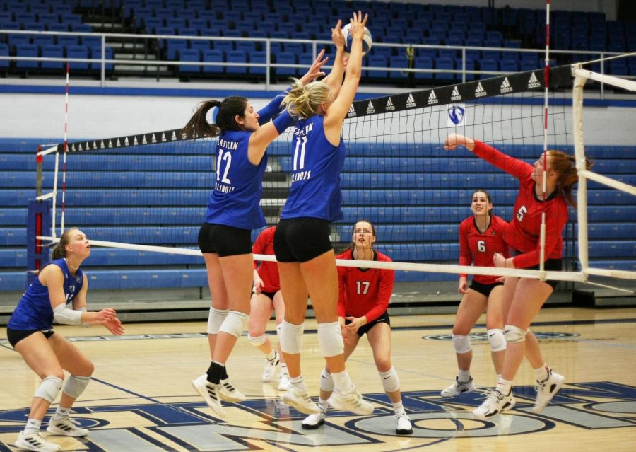 The+volleyball+team+plays+a+scrimmage+game+against+Illinois+State+in+Lantz+Arena+on+Saturday+evening.