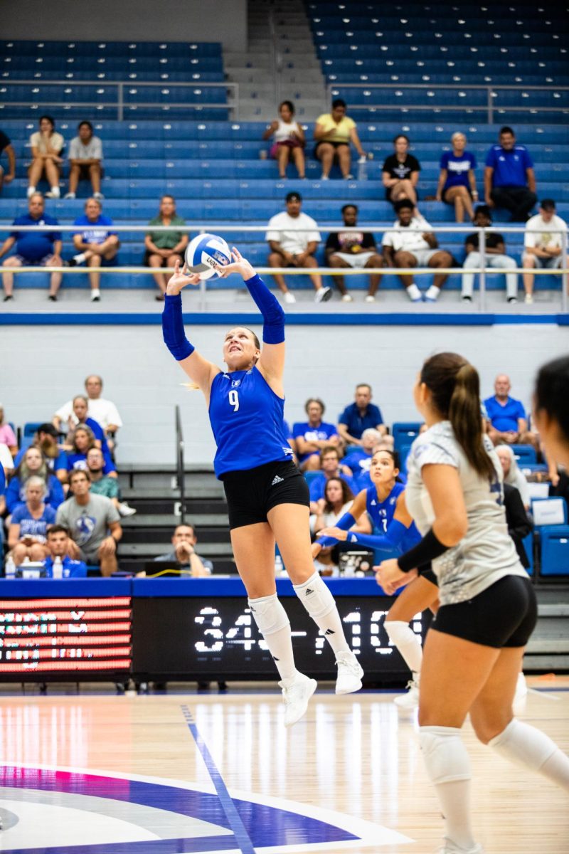 Sophomore+Catalina+Rochaix+%289%29+sets+the+ball+in+the+air+during+EIU+volleyballs+game+against+Valparaiso.+The+Panthers+won+3-2+against+the+Beacons+Friday+night+in+Lantz+Arena.