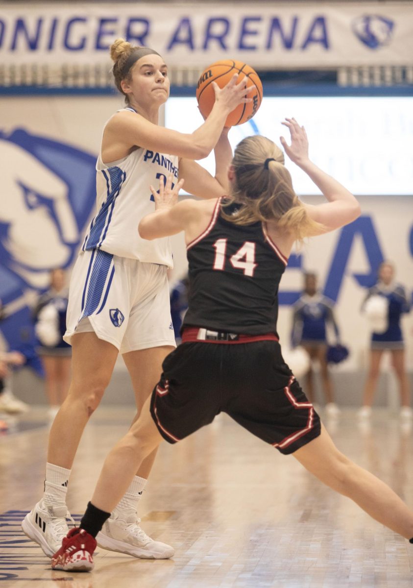 Womens+basketball+guard+sophomore+Ellie+Buzzelle+holds+the+ball+before+getting+bumped+out+of+bounds%2C+against+Southern+Illinois+University+Edwardsville%2C+at+Groniger+Arena+